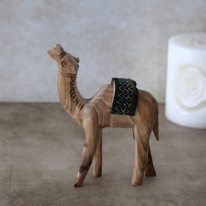 Due statuette di cammelli in legno d'ulivo con sella verde, realizzate a mano in Terra Santa, Gerusalemme, decorazione in legno, arredamento per la casa