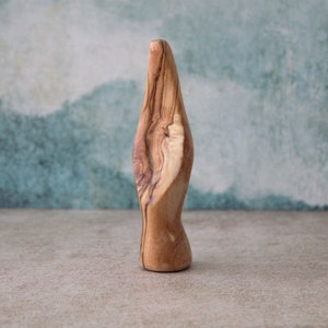 Minimalistyczna, pocieszająca figura Matki Boskiej, medytacyjna figura Matki Boskiej wykonana z drewna oliwnego, ręcznie trzymana rzeźba św. Marii