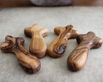 Paquete de 4 cruces de consuelo hechas a mano, también llamadas cruces de palma, hechas de madera de olivo en Tierra Santa. Cruces de madera de olivo talladas a mano