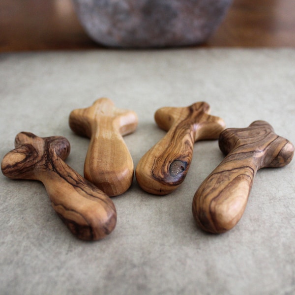 Paquete de 4 cruces de confort hechas a mano, también llamadas cruces de palma hechas de madera de olivo en Tierra Santa. Cruces de sujeción de madera de olivo talladas a mano