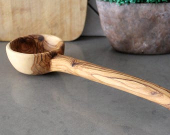 Cucharón de sopa de madera de olivo hecho a mano: utensilio grande para servir en la cocina