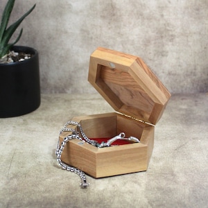 Kleine Schmuckschatulle aus Olivenholz, handgefertigte Schmuckschatulle, Geschenkbox aus Holz, handgeschnitzt im Heiligen Land Jerusalem, Hochzeitsgeschenk, Einweihungsgeschenk