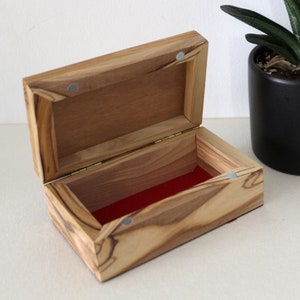 Kleine Schmuckschatulle aus Olivenholz, handgefertigte Schmuckschatulle, Geschenkbox aus Holz, handgeschnitzt im Heiligen Land Jerusalem, Hochzeitsgeschenk, Einweihungsgeschenk