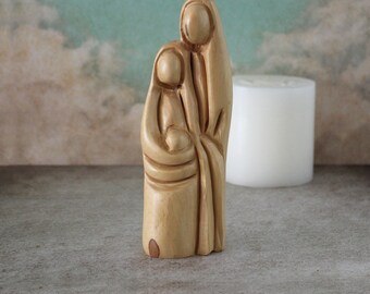 Serenidad Sagrada: Escultura artesanal de la Sagrada Familia con Ana, María y Jesús - Un emblema divino de fe y amor, que mide 15.5x4x5 pulgadas