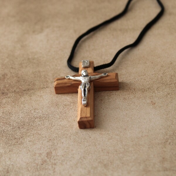 Crucifix et collier de palmier en bois d’olivier, cadeau religieux parfait, cadeau de pendaison de crémaillère, cadeau de nouvelle maison et décoration intérieure