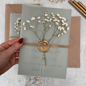 LISTA DE MUESTRAS NO PERSONALIZADA Invitación floral Gypsophila verde salvia y oro