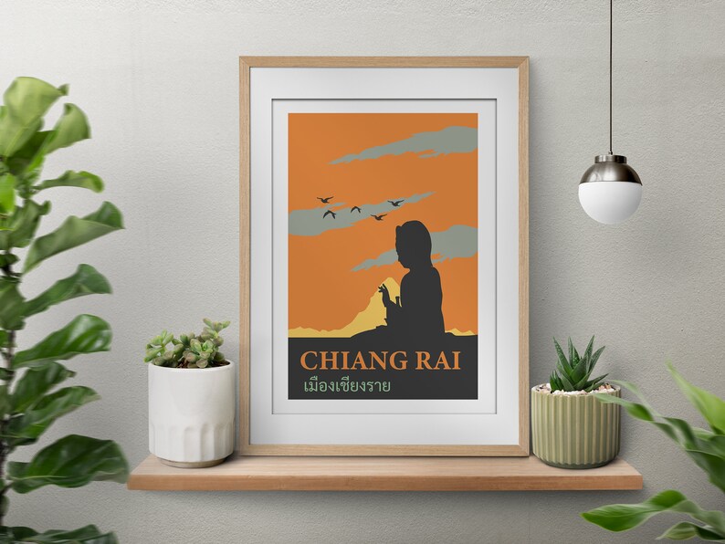 K&ouml;nnte beinhalten: Ein Vintage-Reiseposter mit orangefarbenem Hintergrund und einer Silhouette einer Person, die auf einem Berg sitzt. Das Poster zeigt den Text "CHIANG RAI" und "เชียงราย" in Thai.
