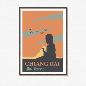 K&ouml;nnte beinhalten: Ein Vintage-Reiseposter mit der Silhouette einer Person vor einer Bergkette. Das Poster hat einen pfirsichfarbenen Hintergrund mit grauen Wolken und V&ouml;geln, die am Himmel fliegen. Der Text "CHIANG RAI" und "เมืองเชียงราย" befindet sich am unteren Rand des Posters.
