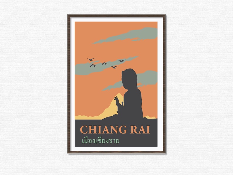 K&ouml;nnte beinhalten: Ein Vintage-Reiseposter mit der Silhouette einer Person vor einer Bergkette. Das Poster hat einen pfirsichfarbenen Hintergrund mit grauen Wolken und V&ouml;geln, die am Himmel fliegen. Der Text "CHIANG RAI" und "เมืองเชียงราย" befindet sich am unteren Rand des Posters.
