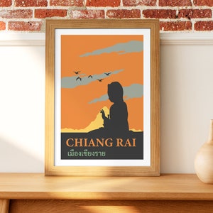 K&ouml;nnte beinhalten: Ein Vintage-Reiseposter mit der Silhouette einer Person, die auf einem Berggipfel sitzt, w&auml;hrend V&ouml;gel &uuml;ber ihr fliegen. Das Poster ist orange, gelb und grau mit dem Text "CHIANG RAI" und "เชียงราย" in gr&uuml;n.