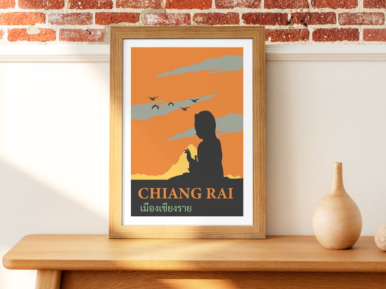 K&ouml;nnte beinhalten: Ein Vintage-Reiseposter mit der Silhouette einer Person, die auf einem Berggipfel sitzt, w&auml;hrend V&ouml;gel &uuml;ber ihr fliegen. Das Poster ist orange, gelb und grau mit dem Text "CHIANG RAI" und "เชียงราย" in gr&uuml;n.