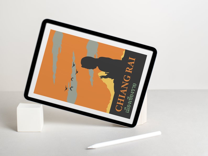 K&ouml;nnte beinhalten: Ein digitales Tablet zeigt ein Grafikdesign mit einer Silhouette einer Person vor einem Sonnenuntergangs-Hintergrund. Der Text "CHILANG RAI" ist in fetter, gr&uuml;ner Schrift mit der thail&auml;ndischen &Uuml;bersetzung darunter geschrieben. Das Tablet ist auf einem wei&szlig;en W&uuml;rfel abgest&uuml;tzt.