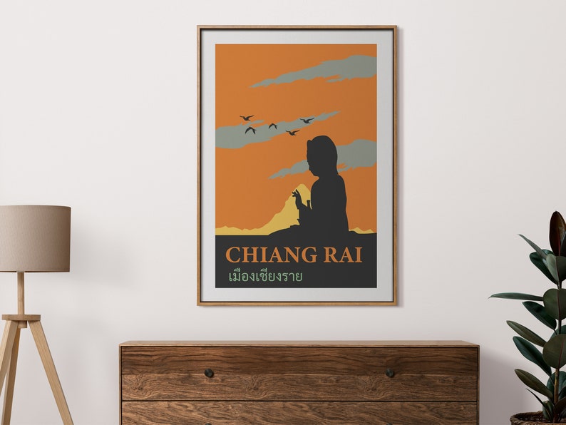 K&ouml;nnte beinhalten: Ein Vintage-Reiseposter mit der Silhouette einer Person vor einem Sonnenuntergang. Das Poster ist in den Farben Orange, Gelb und Grau gehalten und zeigt den Text "CHIANG RAI" und thail&auml;ndischen Text.