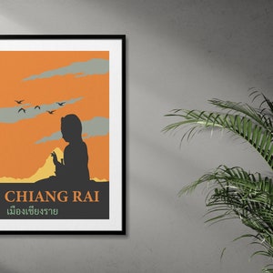 K&ouml;nnte beinhalten: Ein Vintage-Reiseposter mit orangefarbenem Hintergrund und einer Silhouette einer Person vor einer Bergkette. Das Poster zeigt den Text "CHIANG RAI" und den thail&auml;ndischen Satz "เมืองแห่งธรรมชาติ".