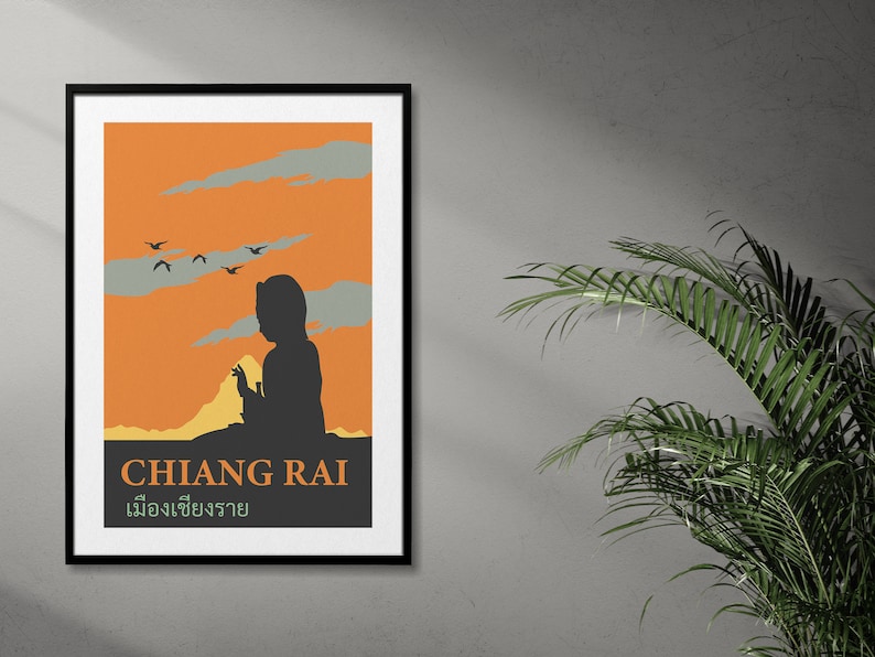 K&ouml;nnte beinhalten: Ein Vintage-Reiseposter mit orangefarbenem Hintergrund und einer Silhouette einer Person vor einer Bergkette. Das Poster zeigt den Text "CHIANG RAI" und den thail&auml;ndischen Satz "เมืองแห่งธรรมชาติ".