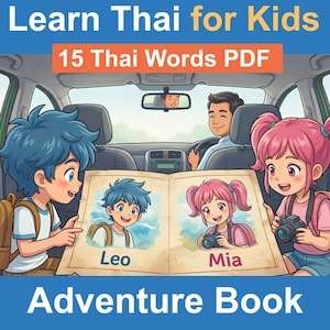 Op de afbeelding: Een geïllustreerd boek getiteld "Learn Thai for Kids" met de tekst "15 Thai Words PDF" en "Adventure Book". De afbeelding toont een gezin in een auto, met kinderen die het boek vasthouden. Het boek heeft de namen "Leo" en "Mia".