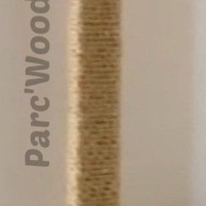 Peut inclure: Un poteau à gratter pour chat à monter au mur, avec un poteau recouvert de corde de sisal naturelle et des plateformes en bois. Le poteau mesure environ 76 cm de haut.