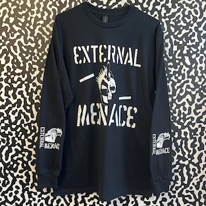 Pode incluir: Camiseta preta de manga comprida com as palavras "EXTERNAL MENACE" em branco. Um gráfico de um crânio com moicano está centrado na camiseta. As mangas exibem as palavras "EXTERNAL MENACE" e um gráfico.