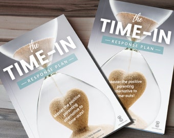 Puede incluir: Dos portadas de libros con el título "The Time-In - Response Plan" y un reloj de arena con un corazón en su interior. El texto de la portada dice "Domina la crianza positiva, una alternativa a los tiempos fuera!"