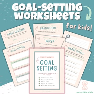 Puede incluir: Un conjunto de hojas de trabajo imprimibles para establecer objetivos para niños. Las hojas de trabajo son rosas y blancas con ilustraciones de una lupa, un reloj y una bombilla. Las hojas de trabajo incluyen títulos como "Seguimiento de hábitos diarios", "Establecimiento de objetivos a gran escala", "Tormenta de ideas sobre objetivos y hábitos", "Encontrar tu "¿Por qué?"", "Objetivos SMART a corto plazo" y "Una guía para establecer objetivos para niños".