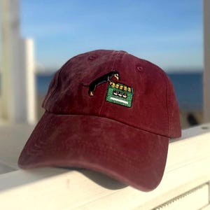 Dackel mit Bierkasten Cap | Bordeaux | Unisex Dad Hat | Bestickte Kappe