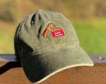 Bassotto con tappo di cassa di birra | Verde scuro | Cappello da papà unisex | Berretto ricamato