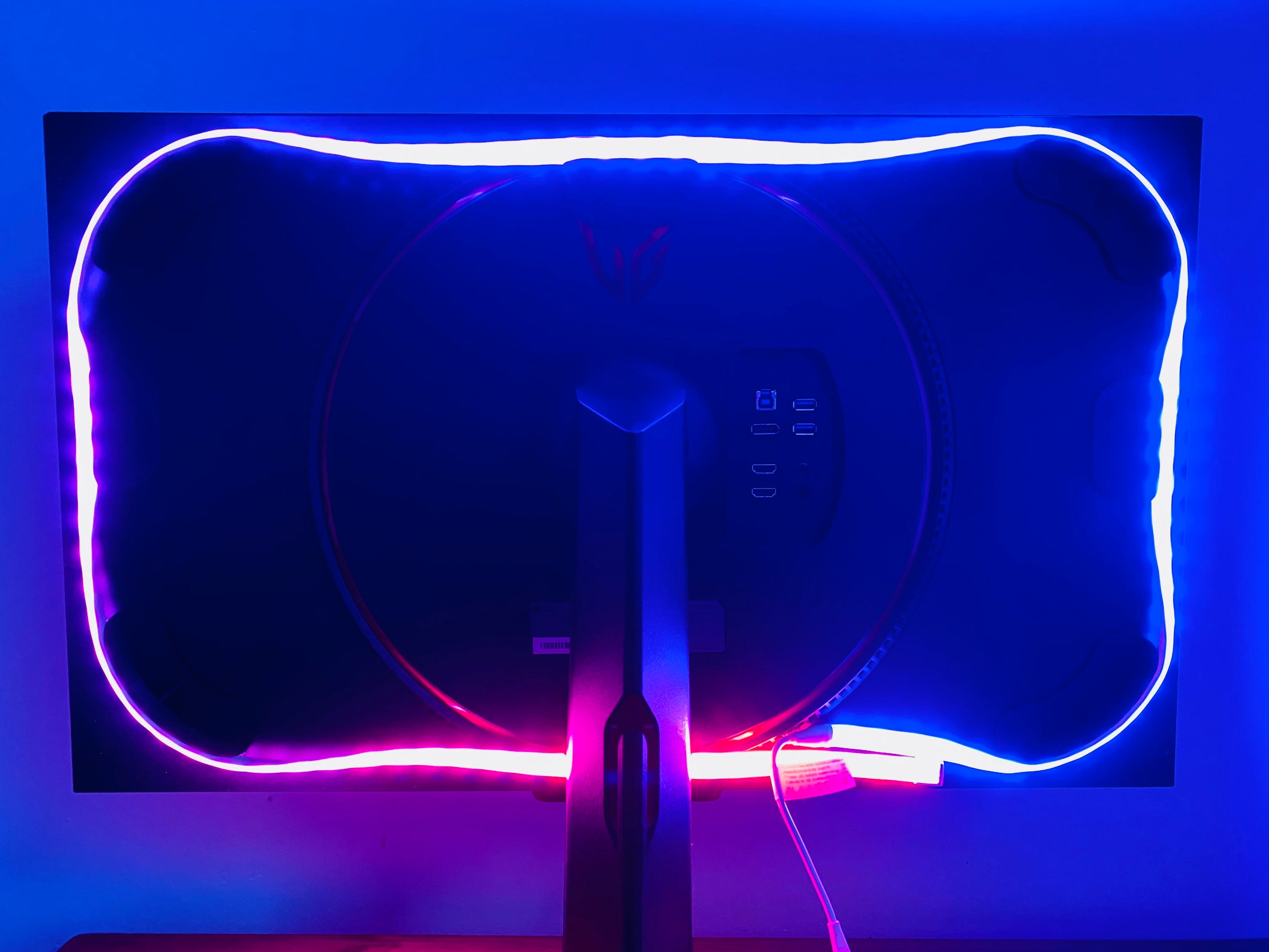 The new Philips Hue lightstrip mounts to your TV and syncs with what's  on-screen - The Verge