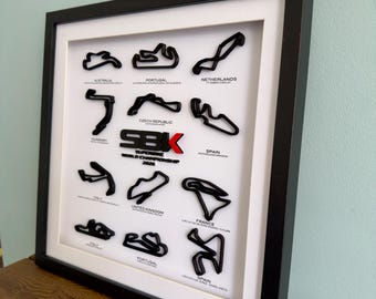 SBK - Campeonato Mundial de Superbikes - Temporada 2026 - Colección de circuitos enmarcados con colores personalizables - -