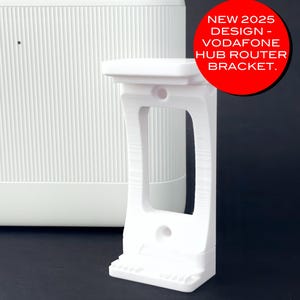 Puede incluir: Soporte de pared de plástico blanco diseñado para el nuevo router Vodafone Hub 2025. El soporte tiene una abertura rectangular para colocar el router y un pequeño agujero para la gestión de cables.  NEW 2025 DESIGN - VODAFONE HUB ROUTER BRACKET.