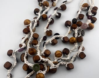Boho gehaakte ketting met houten kralen en knopen | Statementsieraden van meerdere strengen van natuurlijke vezels | Milieuvriendelijk handgemaakt accessoire