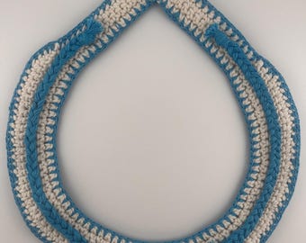 Handgemaakte gehaakte statementketting met turkooizen kraal • Sieraden van bohovezels • Blauw en crèmekleurige geweven kraag • Verstelbare knoopsluiting