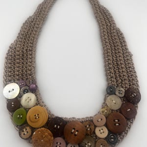Collar de botones de madera, collar de crochet, collar hecho a mano, hermoso collar