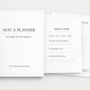 Könnte beinhalten: Ein weißes Notizbuch mit dem Titel "NOT A PLANNER" und dem Slogan "For people who hate planners." Die offenen Seiten zeigen Eingabeaufforderungen wie "RIGHT NOW" und "PAUSE." Das Notizbuch ist für diejenigen gedacht, die eine flexible Planung bevorzugen.