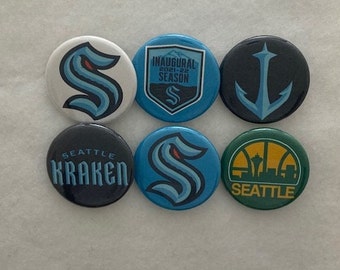 Imanes/botones de pinback de Seattle Kraken de 1 1/4" (juego de cinco) más pin de regalo de Seattle Supersonics (inauguración de hockey) (imán)
