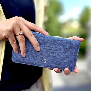 Cartera plegable larga de lona, azul, delgada, con bloqueo RFID y ventana para identificación. Capacidad para hasta 12 tarjetas. Bolsillo trasero con cremallera para llaves y monedas. Un regalo para ella.