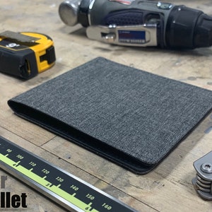 Cartera clásica delgada de lona, gris, con bloqueo RFID y ventana transparente para identificación. Capacidad para hasta 8 tarjetas. Sencilla y duradera. Renueva tu cartera hoy mismo.