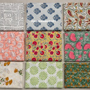 Könnte beinhalten: Eine Sammlung von neun gefalteten Stoffquadraten mit verschiedenen Mustern, darunter schwarze geometrische Linien, blaue Blumenmotive, mehrfarbige Paisley-Muster, rosa Blumen auf pfirsichfarbenem Grund, rote Mohnblumen auf Gelb.