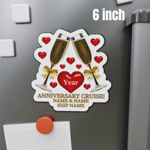 Pode incluir: Um &iacute;m&atilde; para geladeira magn&eacute;tico de 15,24 cm que apresenta duas ta&ccedil;as de champanhe brindando com um cora&ccedil;&atilde;o vermelho que diz "Ano" e o texto "Cruzeiro de anivers&aacute;rio! Nome e Nome Nome do navio". As ta&ccedil;as s&atilde;o cercadas por cora&ccedil;&otilde;es vermelhos.