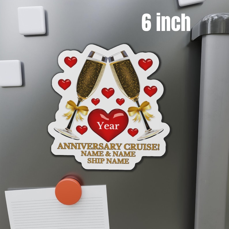 Pode incluir: Um &iacute;m&atilde; para geladeira magn&eacute;tico de 15,24 cm que apresenta duas ta&ccedil;as de champanhe brindando com um cora&ccedil;&atilde;o vermelho que diz "Ano" e o texto "Cruzeiro de anivers&aacute;rio! Nome e Nome Nome do navio". As ta&ccedil;as s&atilde;o cercadas por cora&ccedil;&otilde;es vermelhos.