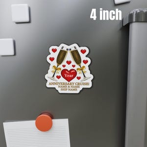 Pode incluir: Um &iacute;m&atilde; de cruzeiro de anivers&aacute;rio vermelho e dourado de 10 cm com um cora&ccedil;&atilde;o, ta&ccedil;as de champanhe e o texto "Year Anniversary Cruise! Name & Name Ship Name".