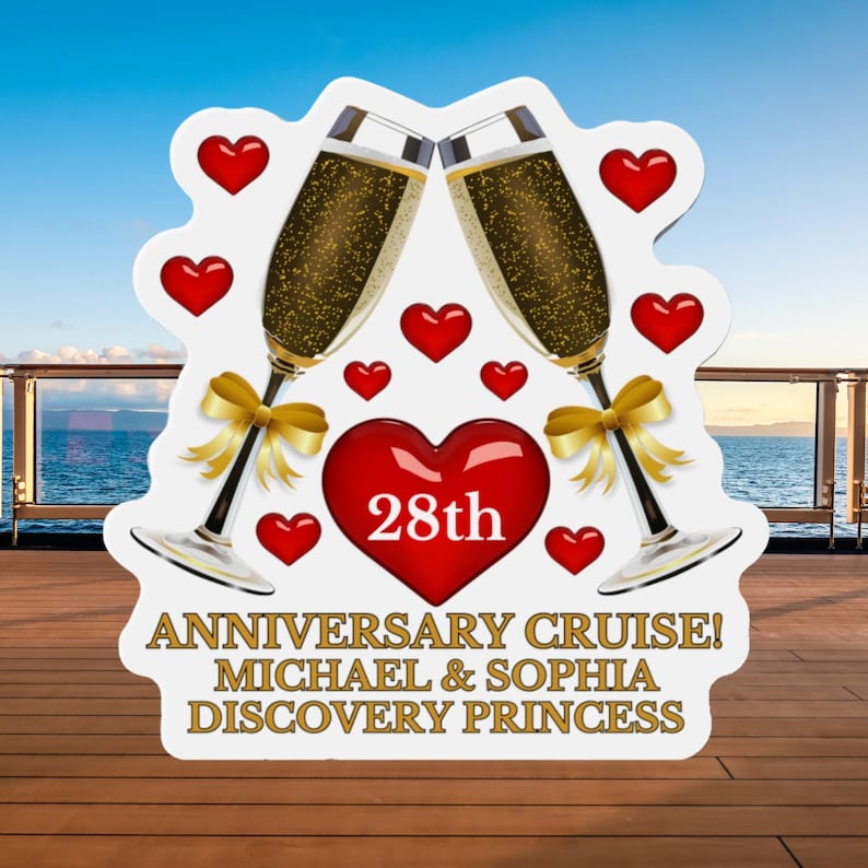 Pode incluir: Um adesivo branco com um cora&ccedil;&atilde;o vermelho que diz "28th" e duas ta&ccedil;as de champanhe com la&ccedil;os dourados. O texto abaixo diz "Anniversary Cruise! Michael & Sophia Discovery Princess".
