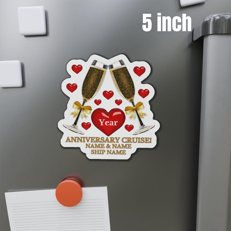 Pode incluir: Um &iacute;m&atilde; personalizado para cruzeiro de anivers&aacute;rio de 12,7 cm com um cora&ccedil;&atilde;o vermelho, duas ta&ccedil;as de champanhe e detalhes dourados. O texto diz "Anniversary Cruise! Name & Name Ship Name" e "Year".