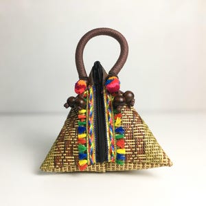 Handgefertigte Pyramidentasche aus gewebtem Rattan