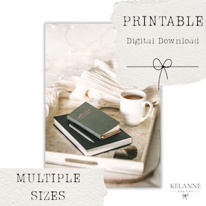 Könnte beinhalten: Ästhetisches Bild mit einer weißen Tasse Tee, zwei Notizbüchern und einem Bleistift auf einem dekorativen Tablett. Das obere Notizbuch ist grün mit dem Wort "Hello". Der Text "PRINTABLE Digital Download" und "MULTIPLE SIZES" ist ebenfalls enthalten.