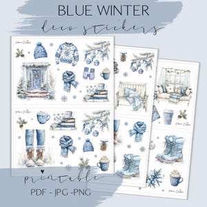 Puede incluir: Una colección de pegatinas decorativas imprimibles "Blue Winter" con ilustraciones en acuarela de escenas invernales y objetos acogedores. Las pegatinas incluyen imágenes de un suéter, botas, bufandas y copos de nieve. También se incluye el texto "printable PDF - JPG - PNG".