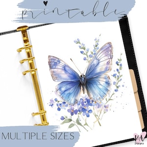 Puede incluir: Un diseño imprimible con una ilustración de acuarela de una mariposa azul con delicadas flores moradas. El diseño es perfecto para planificadores, diarios y otras manualidades de papel.  "Printable" y "Multiple Sizes" están escritos en la parte superior de la página.