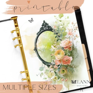 Può includere: Inserto per planner stampabile con un design ad acquerello. Presenta uno specchio con cornice nera, fiori e una farfalla. I testi "printable" e "multiple sizes" sono visibili. Il planner ha anelli dorati e una copertina nera.