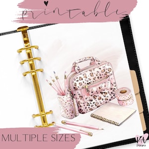 Puede incluir: Página de planificador imprimible con un bolso de leopardo rosa y marrón, lápices, cinta washi y un cuaderno. El texto "MULTIPLE SIZES" está en la parte inferior de la página.