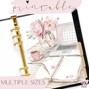 Può includere: Pagina di pianificatore stampabile con un'illustrazione ad acquerello di un laptop, una tazza di caffè, un quaderno e un vaso di peonie rosa. Il testo "printable" è scritto in nero nella parte superiore della pagina. Il testo "MULTIPLE SIZES" è scritto in nero nella parte inferiore della pagina.