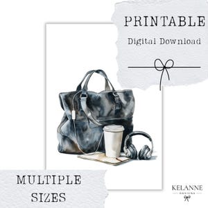 Puede incluir: Ilustración en acuarela de una bolsa de lona negra, una taza de café, auriculares y un bloc de notas. La imagen incluye el texto "PRINTABLE Digital Download" y "MULTIPLE SIZES". La obra de arte está firmada "KELANNE DESIGNS".